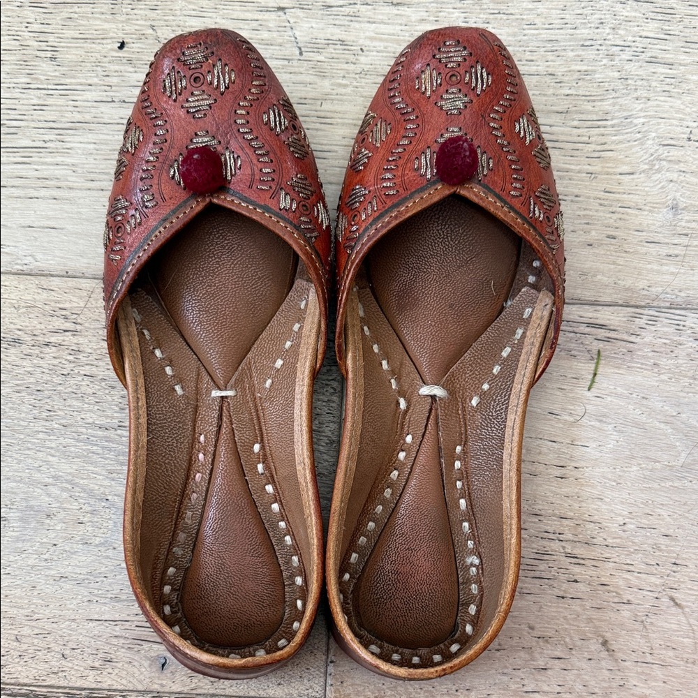 Elegant Embroidered Punjabi Jutti or Tan Flats